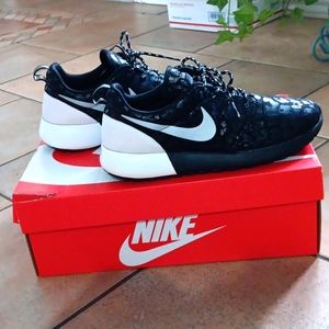 Nike size 9 cheetah print shoes